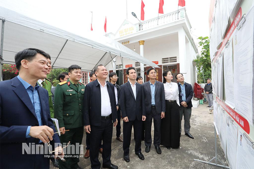 Đồng chí Phó Bí thư Tỉnh ủy, Chủ tịch HĐND tỉnh Lê Quốc Chỉnh và Đoàn công tác kiểm tra công tác chuẩn bị bầu cử tại xã Hải An.