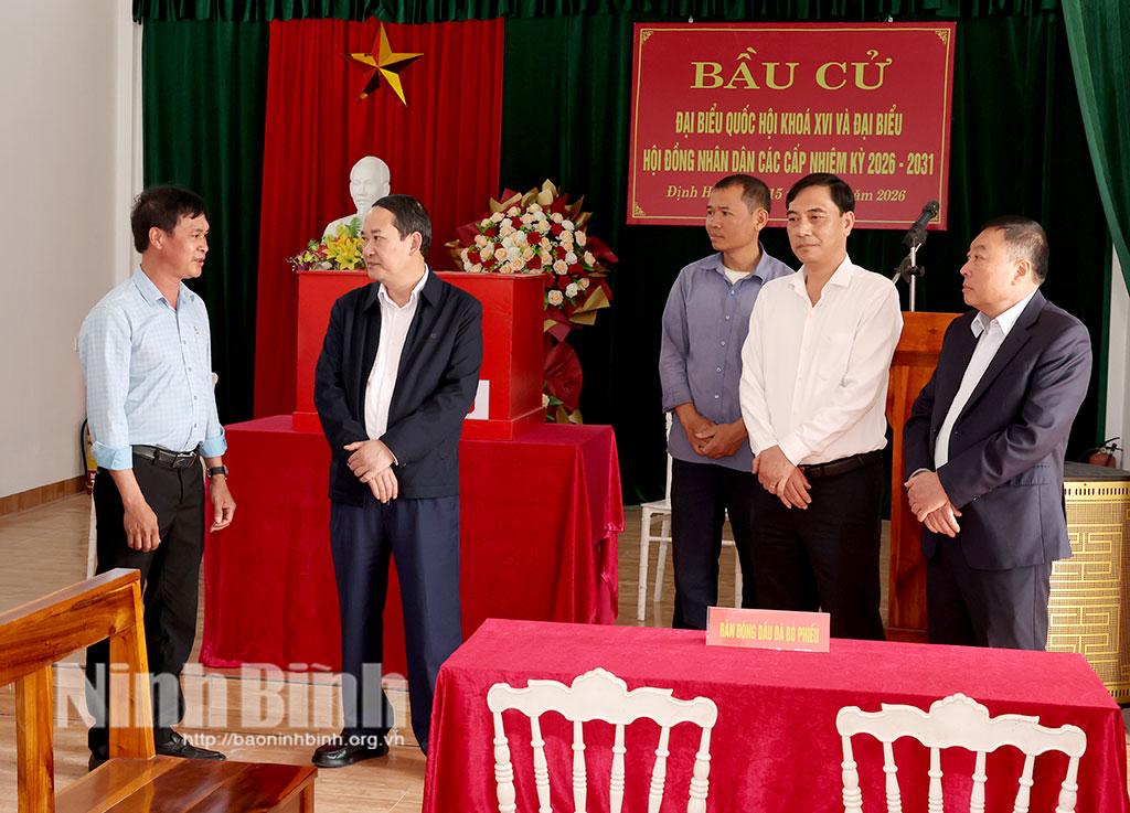 Đồng chí Mai Văn Tuất, Phó Bí thư Tỉnh ủy, Chủ tịch Ủy ban MTTQ Việt Nam tỉnh, Phó Trưởng Ban chỉ đạo cuộc bầu cử tỉnh kiểm tra công tác bầu cử tại Nhà văn hóa xóm 7A (xã Định Hóa).