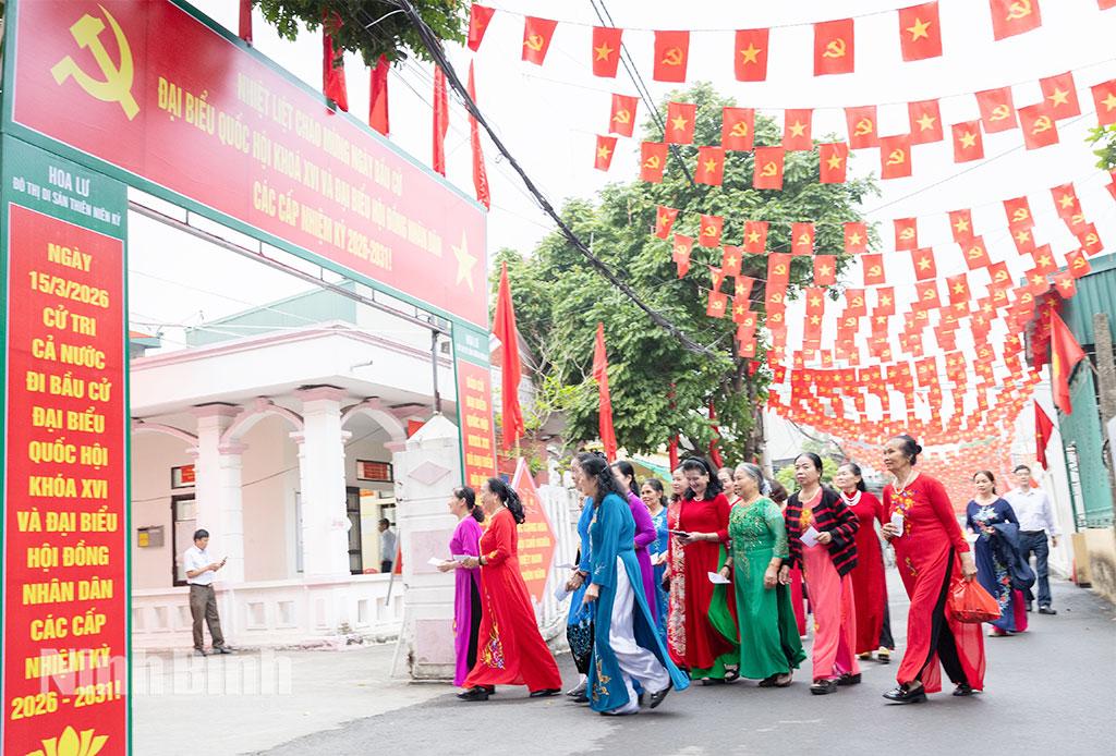 Đông đảo nhân dân Tổ dân phố Trung Thành Ninh Khánh, phường Hoa Lư nô nức tiến về khu vực bầu cử từ sớm. Ảnh: Viết Dư