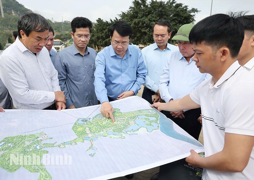 Đồng chí Nguyễn Thanh Bình, Phó Bí thư Tỉnh ủy, Chủ tịch UBND tỉnh xem bản đồ quy hoạch tổng thể sông Sinh Dược.