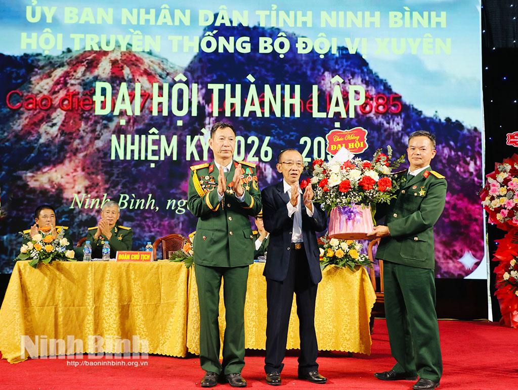 Các đơn vị tặng hoa chúc mừng Đại hội.