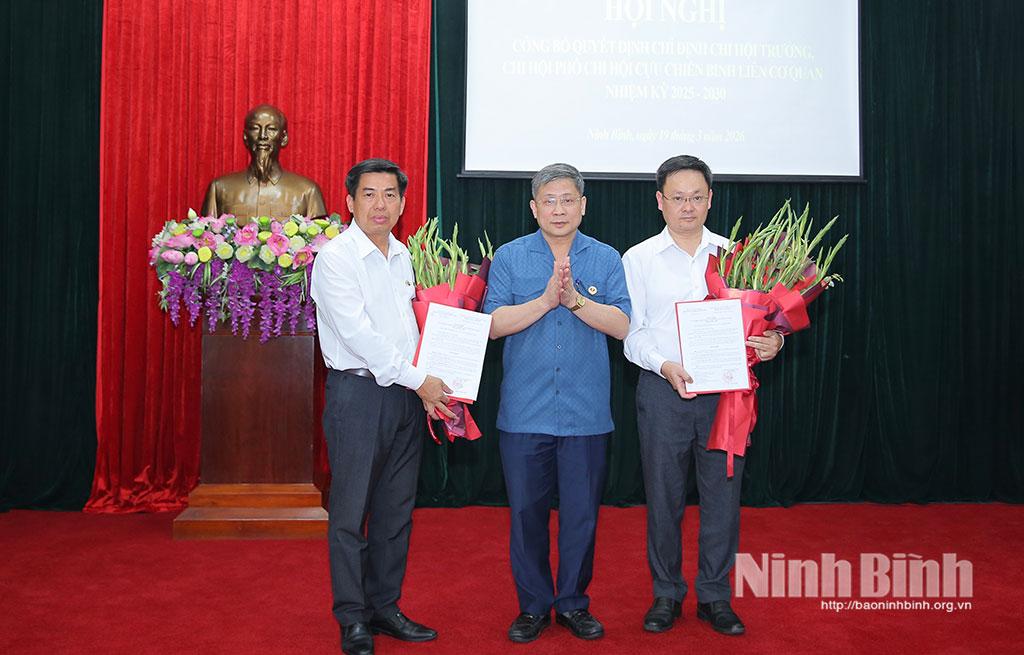 Đồng chí Phạm Minh Tuấn, Tỉnh ủy viên, Phó Trưởng Ban Tổ chức Tỉnh ủy, Chủ tịch Hội CCB các cơ quan Đảng tỉnh trao Quyết định cho các đồng chí được chỉ định Chi hội trưởng, Chi hội phó Chi hội CCB Liên cơ quan nhiệm kỳ 2025-2030.