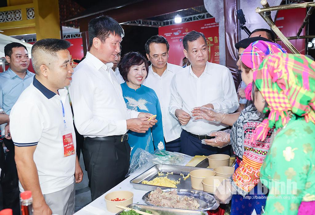 Đồng chí Trần Huy Tuấn, Ủy viên Trung ương Đảng, Bí thư Tỉnh ủy và đồng chí Lê Quốc Chỉnh, Phó Bí thư Tỉnh ủy, Chủ tịch HĐND tỉnh và các đại biểu tham quan các gian hàng tại Festival Phở 2026.