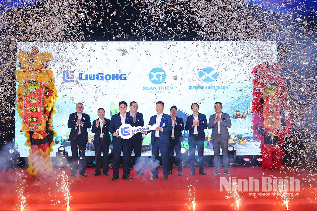 Đại diện Tập đoàn Liugong trao chìa khóa bàn giao lô thiết bị điện đầu tiên cho đại diện Tập đoàn Xuân Thiện tại buổi lễ.