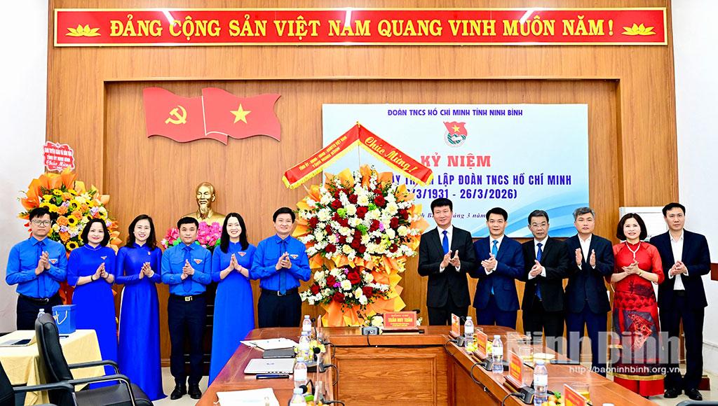 Đồng chí Trần Huy Tuấn, Ủy viên Ban Chấp hành Trung ương Đảng, Bí thư Tỉnh ủy tặng hoa chúc mừng Tỉnh đoàn Ninh Bình.