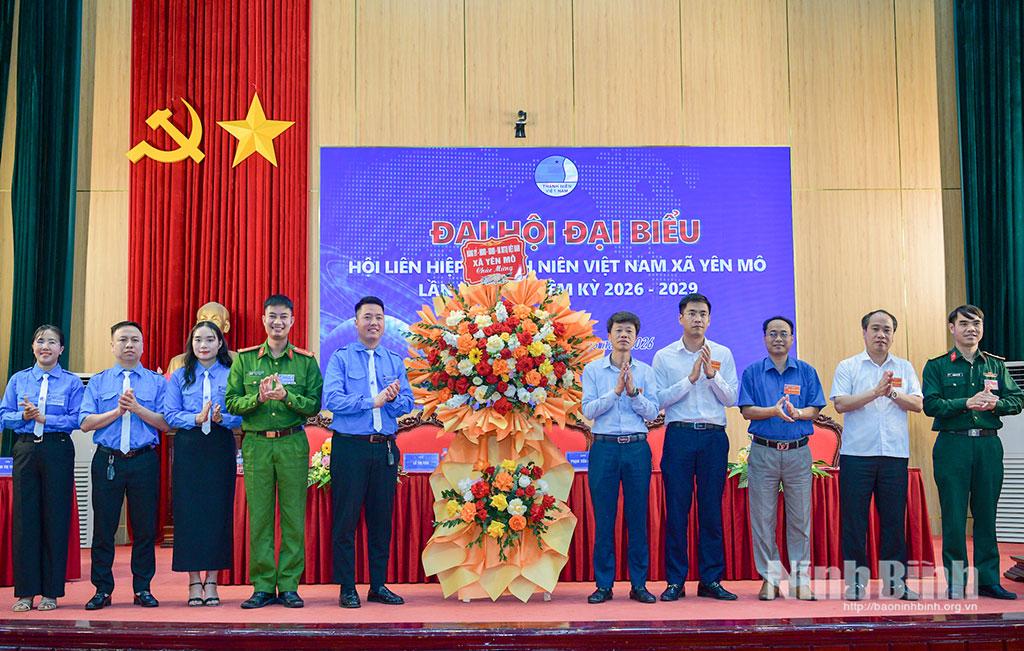 Lãnh đạo xã tặng hoa chúc mừng đại hội.