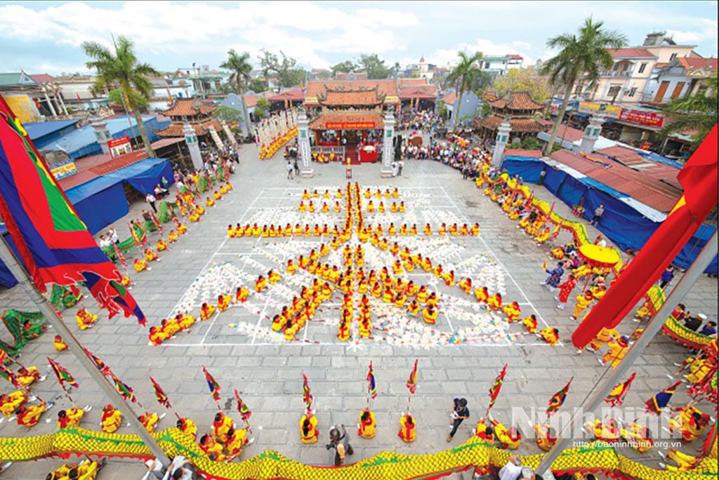 Chữ “Thái” trong xếp Hoa trượng hội tại Lễ hội Phủ Dầy.