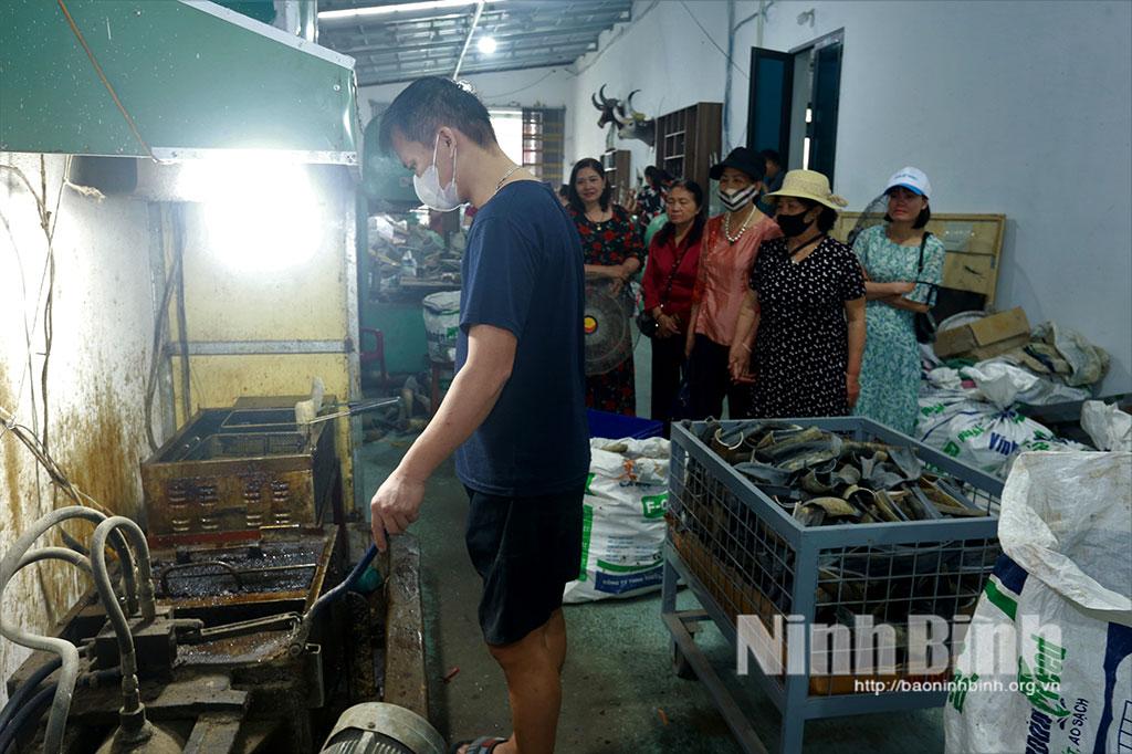 TYM - chi nhánh Nam Định tổ chức tham quan cơ sở sản xuất sừng Nguyễn Minh Chí, thôn Đô Hai, xã Bình Sơn.
