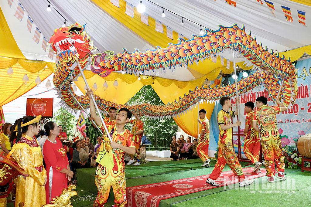 Tiết mục Múa rồng tại Lễ hội truyền thống làng Bách Cốc.