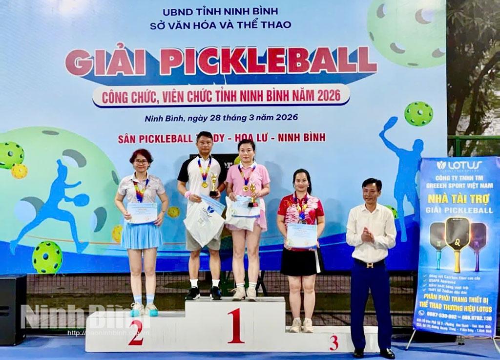 Ban Tổ chức trao giải thưởng nội dung đôi nam nữ lãnh đạo.