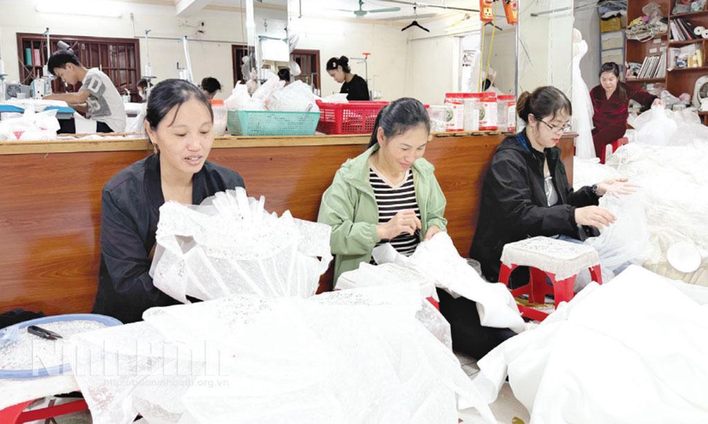 Sản xuất váy cưới tại cơ sở Lan Thượng, xóm Lạc Thắng, xã Giao Hòa.