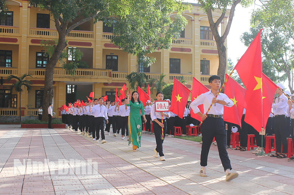 Học sinh khối 10 Trường THPT Nguyễn Đức Thuận, phường Trường Thi diễu hành tại Lễ khai giảng năm học 2025-2026.