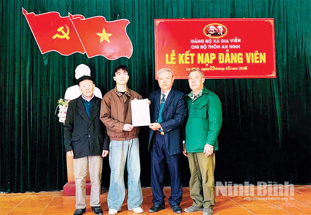 Lễ kết nạp đảng viên mới tại Chi bộ thôn An Ninh, Đảng bộ xã Gia Viễn dịp 3/2/2026.