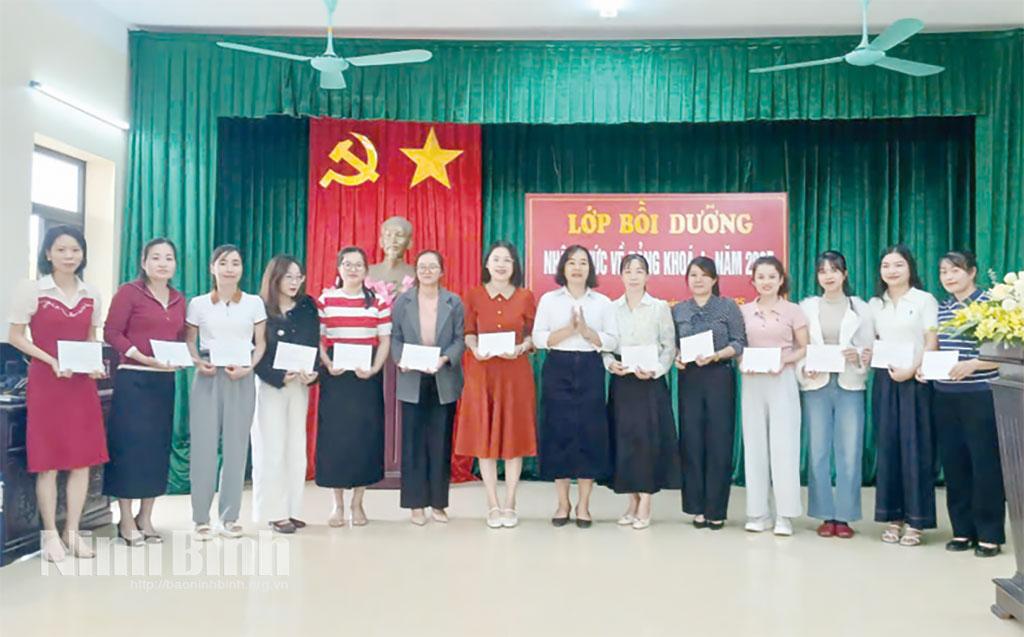 Lãnh đạo Trung tâm chính trị xã Xuân Trường trao Giấy chứng nhận hoàn thành lớp bồi dưỡng nhận thức về Đảng cho quần chúng ưu tú xã Xuân Trường.