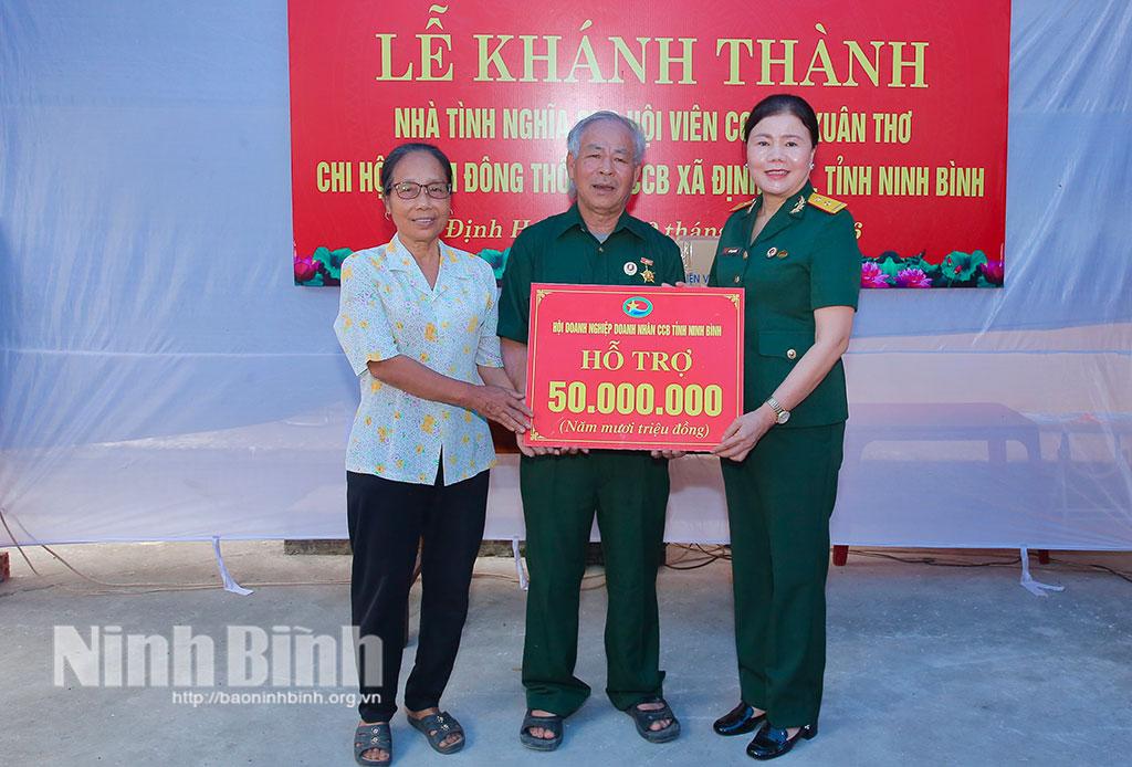 Lãnh đạo Hội Doanh nghiệp, doanh nhân CCB tỉnh trao biển tượng trưng kinh phí hỗ trợ cho gia đình CCB Đỗ Xuân Thơ.