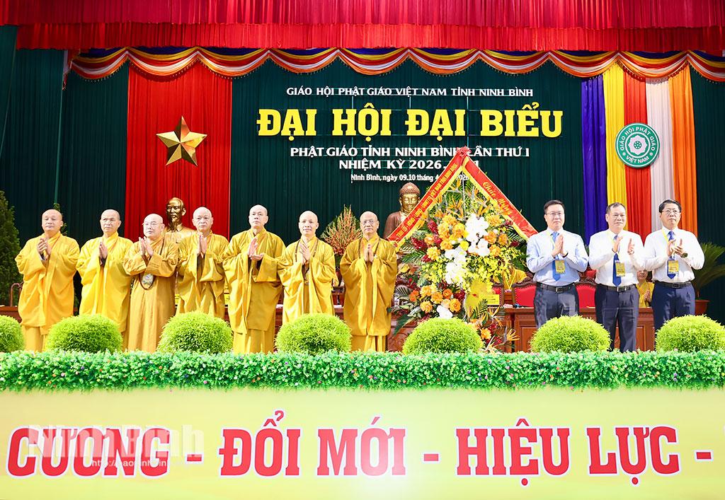 Các đồng chí lãnh đạo tỉnh tặng hoa chúc mừng Đại hội.