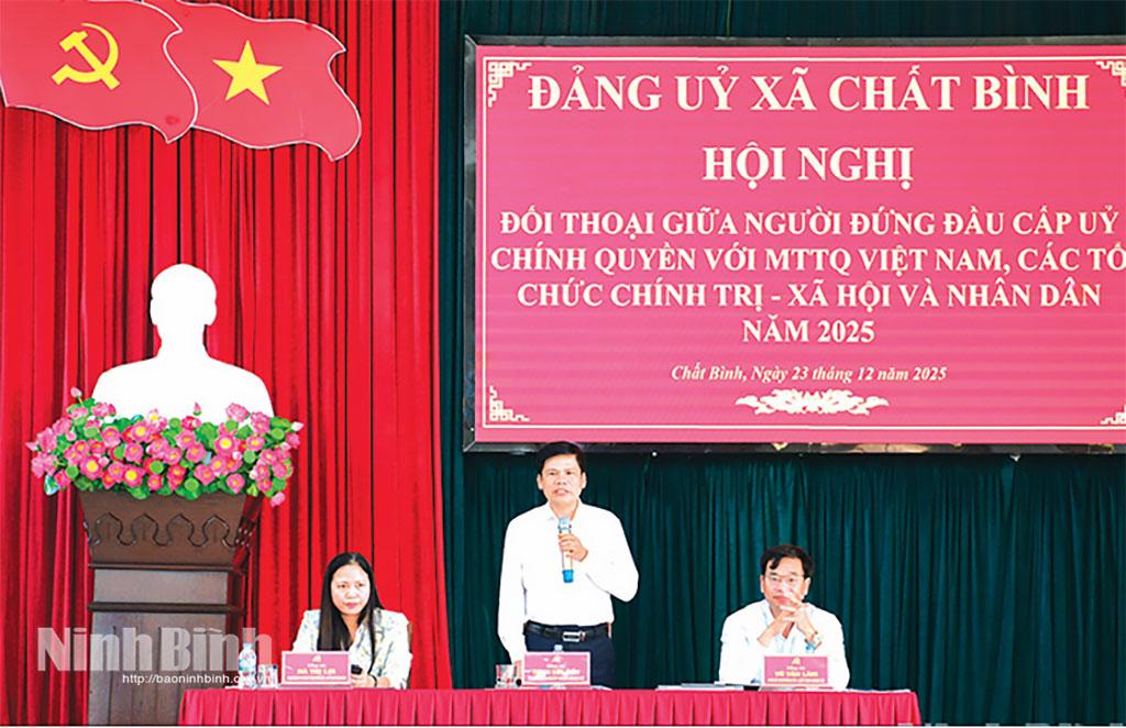 Đồng chí Thịnh Đức Tiền, Bí thư Đảng ủy xã Chất Bình tiếp thu, làm rõ những vấn đề nhân dân kiến nghị tại hội nghị đối thoại.