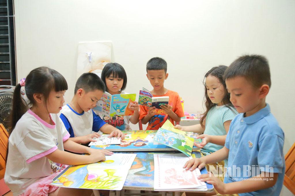 Rèn luyện thói quen đọc sách từ tủ sách gia đình là cách "gieo mầm" cho ý thức tự học hữu hiệu và thiết thực. Ảnh: Trần Giang
