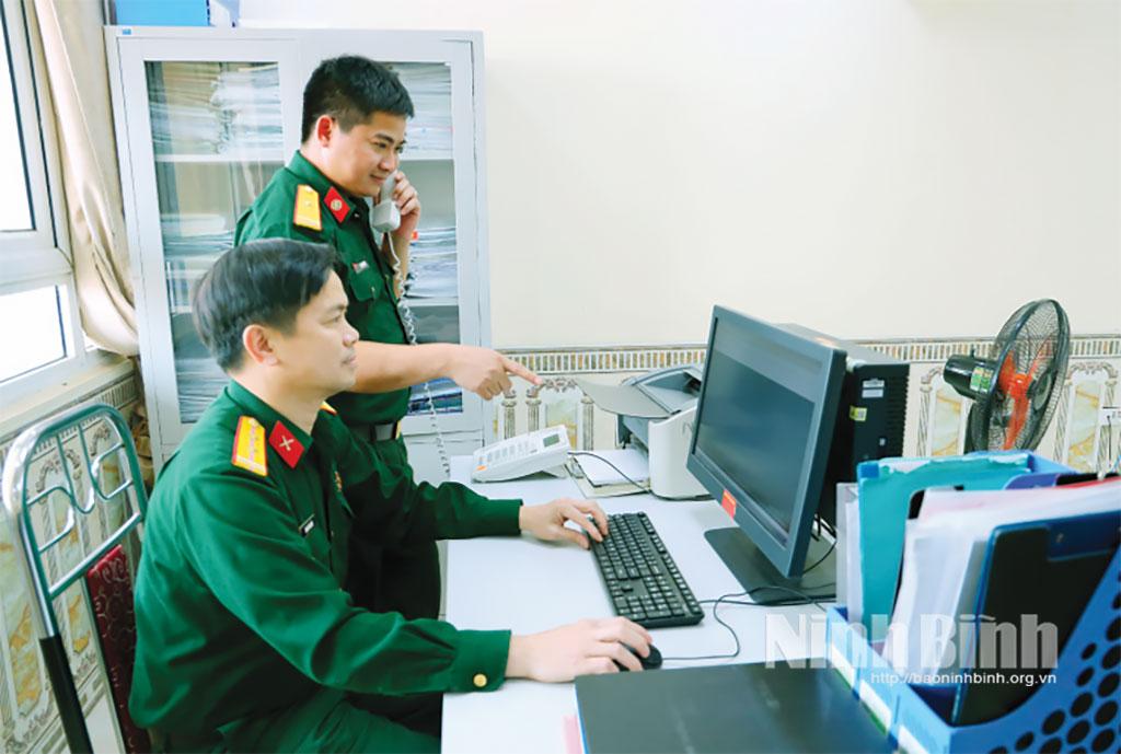 Cán bộ Ban Thông tin, Bộ CHQS tỉnh vận hành hệ thống thông tin liên lạc, bảo đảm thông suốt, kịp thời phục vụ nhiệm vụ chỉ huy, điều hành trong mọi tình huống.