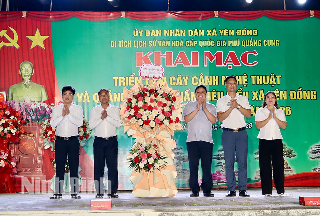 Đồng chí Trần Minh Thắng, Ủy viên Ban Thường vụ Tỉnh ủy, Bí thư Đảng uỷ, Chủ tịch HĐND phường Nam Định tặng hoa chúc mừng Ban tổ chức triển lãm.