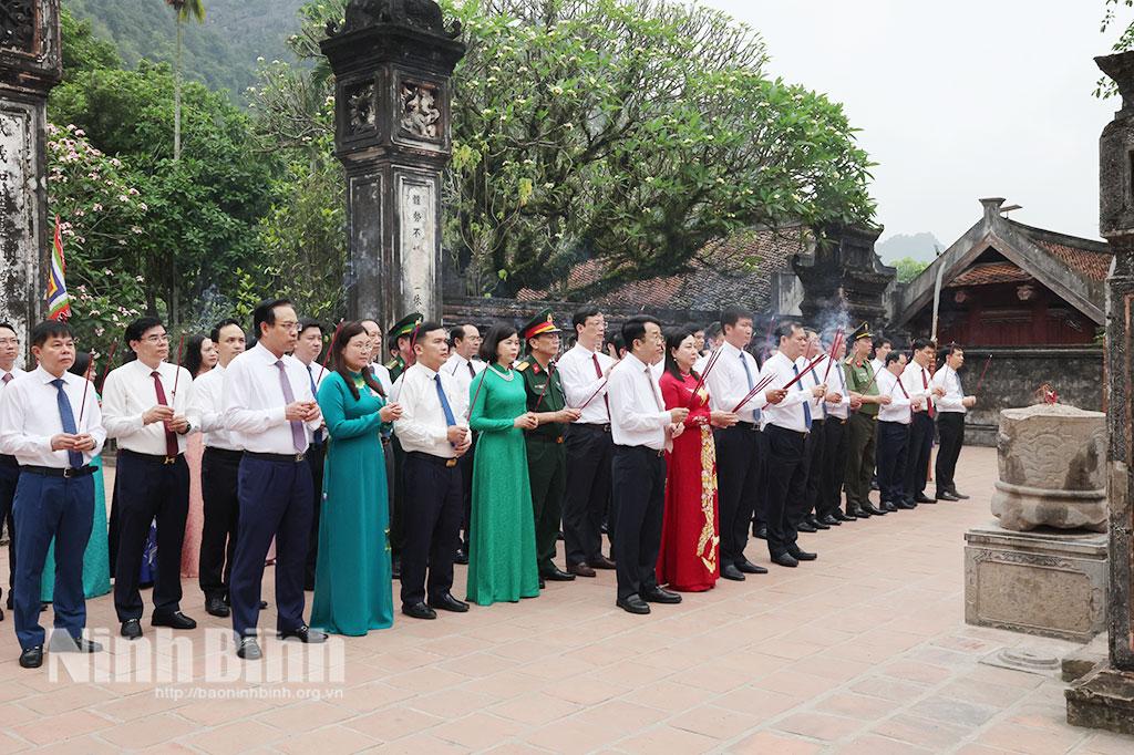Các đại biểu dâng hương tại Đền thờ Vua Đinh Tiên Hoàng.