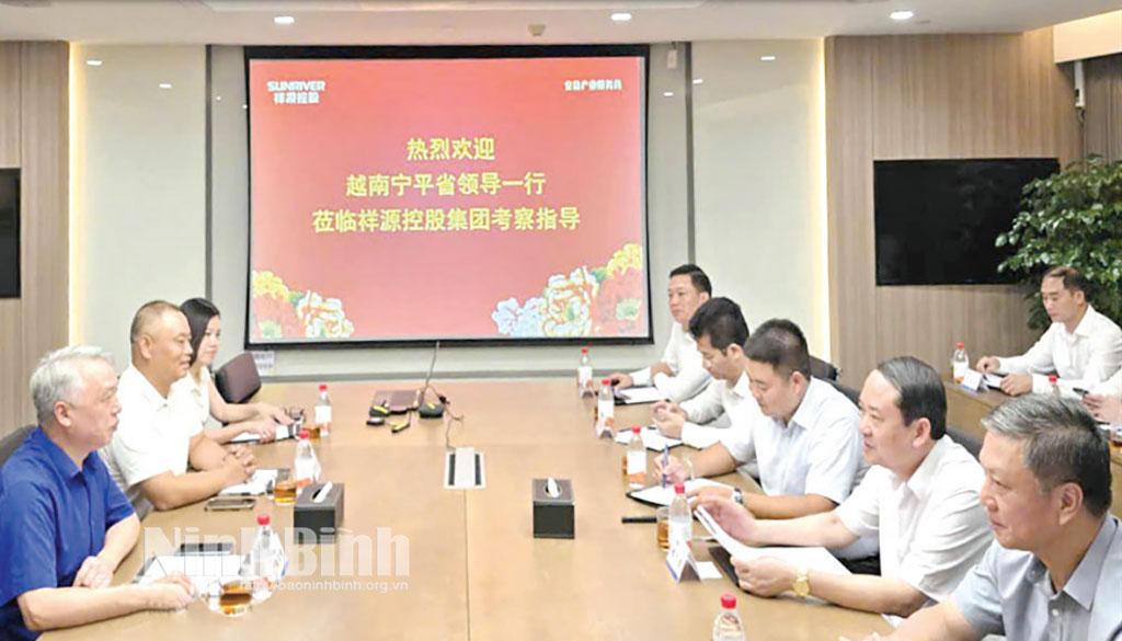 Đoàn công tác của tỉnh Ninh Bình làm việc với Tập đoàn Sunriver - Top 20 doanh nghiệp lớn nhất Trung Quốc về đầu tư phát triển du lịch, trong khuôn khổ chuyến thăm, làm việc tại Trung Quốc (tháng 10 năm 2025). Ảnh: CTV