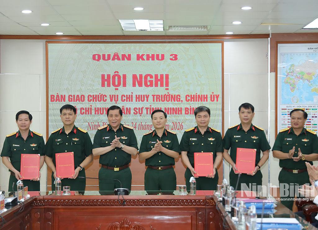 Đồng chí Trung tướng Nguyễn Đức Hưng, Ủy viên Trung ương Đảng, Ủy viên Quân ủy Trung ương, Bí thư Đảng ủy, Chính ủy Quân khu 3 và đồng chí Trung tướng Lương Văn Kiểm, Phó Bí thư Đảng ủy, Tư lệnh Quân khu 3 chứng kiến bàn giao chức vụ Chỉ huy trưởng, Chính ủy Bộ CHQS tỉnh Ninh Bình.