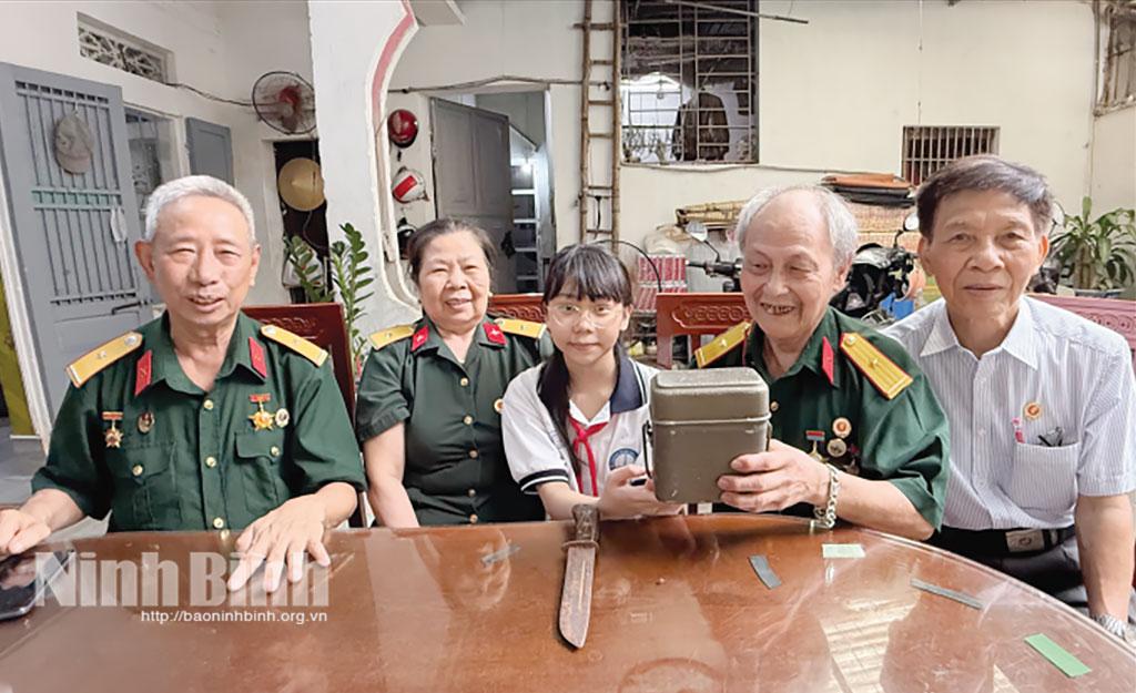 Các cựu chiến binh Vũ Doanh Hùng (đầu tiên từ trái qua phải) và Đào Trọng An (thứ 4 từ trái qua phải) kể lại những kỷ niệm nơi chiến trường.