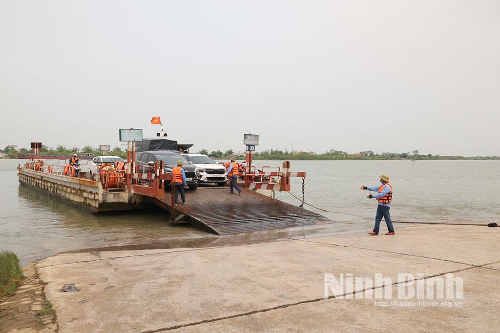 Bến phà Sa Cao-Thái Hạc (xã Xuân Hồng), kết nối tỉnh Ninh Bình với tỉnh Hưng Yên qua sông Hồng.