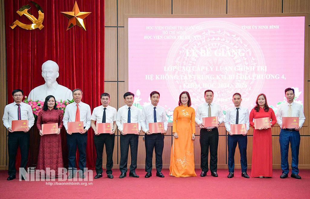 Tỉnh ủy Ninh Bình phối hợp với Học viện Chính trị khu vực I (Học viện Chính trị Quốc gia Hồ Chí Minh) tổ chức Lễ bế giảng và trao Bằng tốt nghiệp cho học viên Lớp Cao cấp lý luận chính trị hệ không tập trung K71.B12 địa phương 4, khóa học 2024-2026. Ảnh: Trường Giang