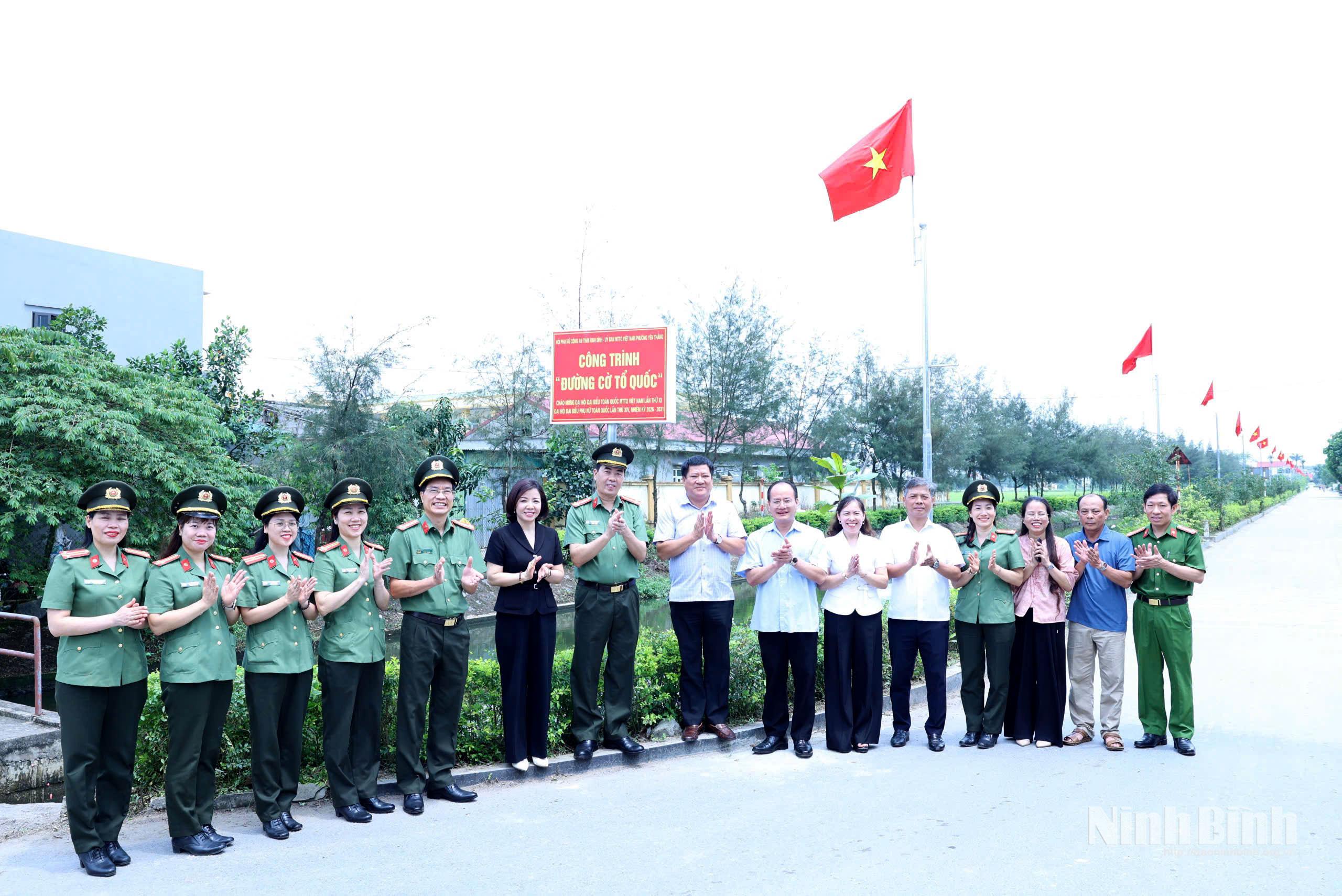 Các đại biểu cắt băng khánh thành công trình "Đường cờ Tổ quốc".