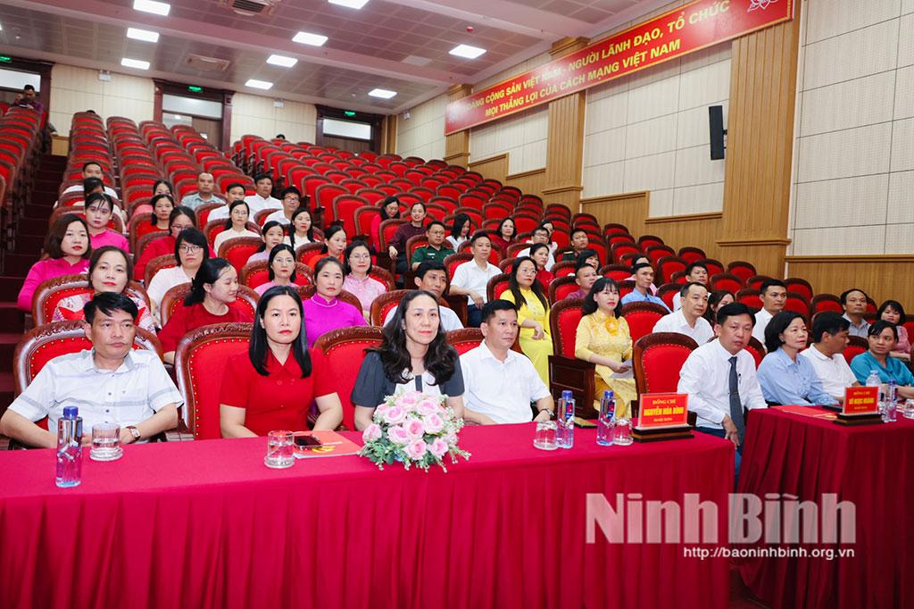 Các đại biểu dự lễ bế giảng .