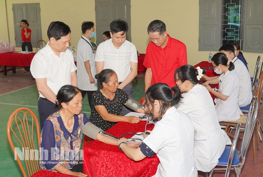 Khám, tư vấn sức khoẻ cho các gia đình chính sách, nạn nhân chất độc da cam, người khuyết tật và gia đình có hoàn cảnh khó khăn tại xã Liêm Hà và xã Tân Thanh.