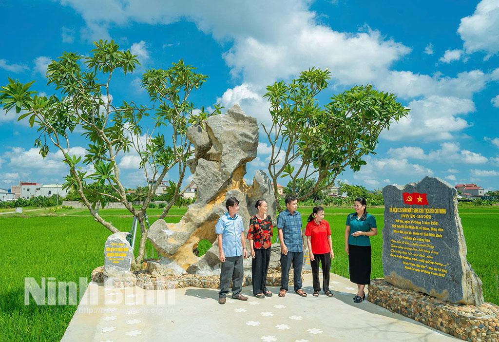 Cán bộ và Nhân dân xã Yên Khánh tham quan công trình ghi dấu nơi Bác Hồ về thăm, động viên Nhân dân chống hạn năm 1959. Ảnh: Ngọc Linh