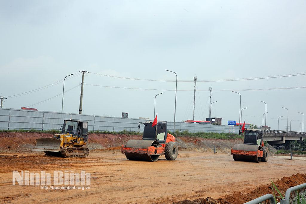 Thi công tuyến đường cao tốc Bắc- Nam đoạn Cao Bồ - Mai Sơn giai đoạn 2. Ảnh: Anh Tuấn