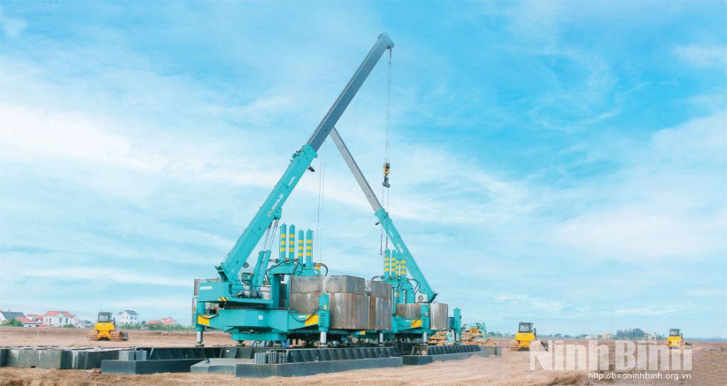 Thi công tổ hợp Nhà máy Thép xanh Nam Định tại Khu Kinh tế Ninh Cơ. Ảnh: Anh Tuấn