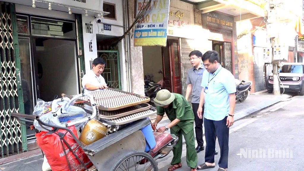 Lãnh đạo phường Nam Định hỗ trợ người dân di chuyển và kiểm tra điều kiện sinh hoạt của các gia đình đến nơi ở mới. Ảnh: CTV.
