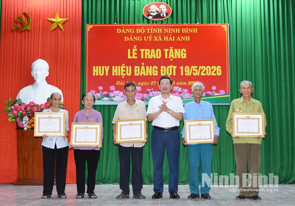 Đồng chí Vũ Thế Hưng, Bí thư Đảng ủy, Chủ tịch HĐND xã Hải Anh trao tặng Huy hiệu Đảng cho các đảng viên.