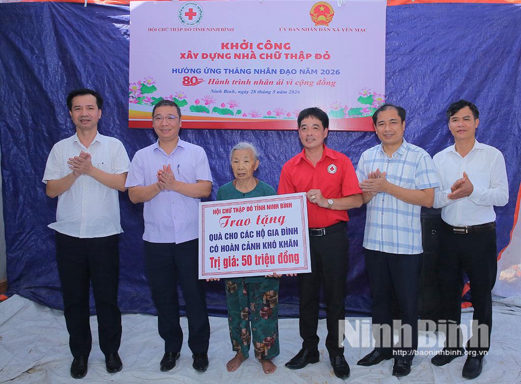Lãnh đạo Hội chữ thập đỏ tỉnh và lãnh đạo xã Yên Mạc trao hỗ trợ xây nhà cho gia đình bà Vũ Thị Đang, ở xóm 1 Hồng Thắng, xã Yên Mạc.