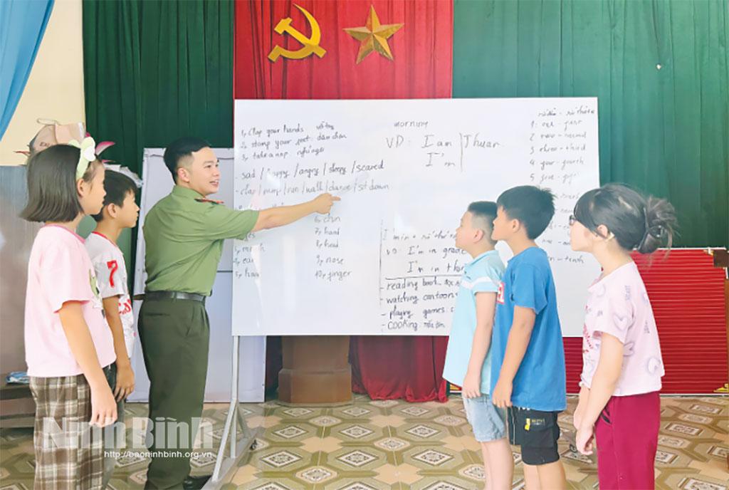 Cán bộ, chiến sĩ Công an giảng bài tại lớp học tiếng Anh miễn phí cho trẻ em có hoàn cảnh khó khăn phường Nam Hoa Lư.