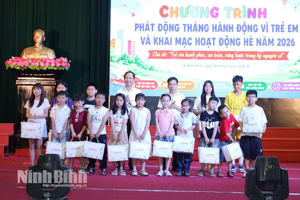 Lãnh đạo Ủy ban MTTQ Việt Nam tỉnh và Sở Y tế trao quà cho các em thiếu nhi.