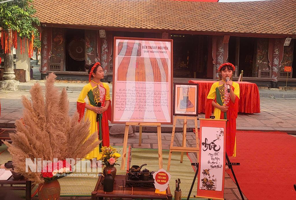 Học sinh tiểu học tìm hiểu về truyền thống lịch sử quê hương qua các hoạt động được ngành Giáo dục và Đào tạo tổ chức tại Đền Thánh Nguyễn. Ảnh: Phan Hiếu