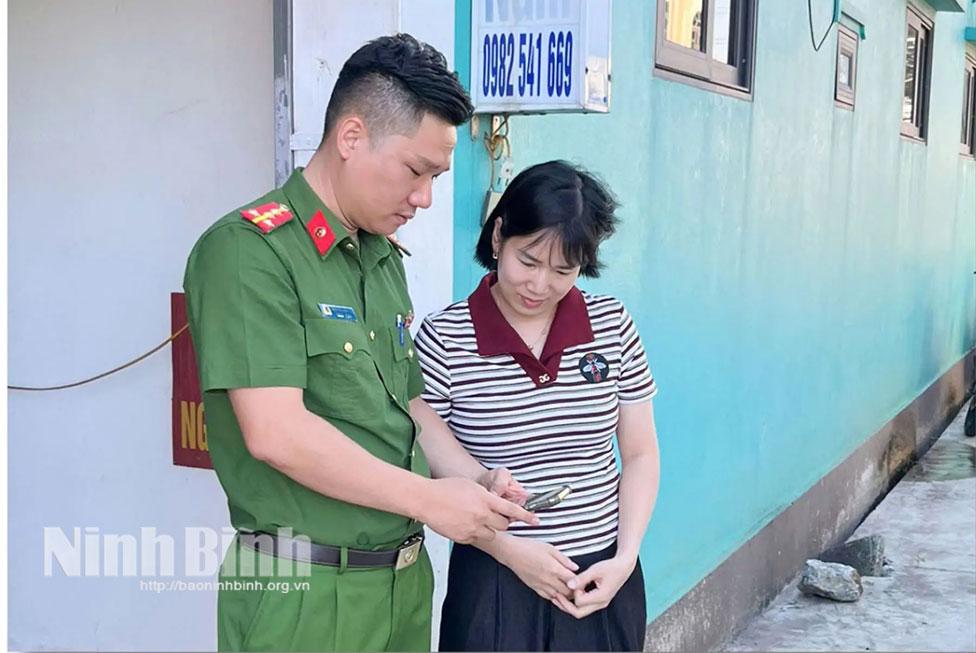 Công an xã Nghĩa Sơn tích cực triển khai phần mềm dùng chung của Bộ Công an phục vụ khai báo tạm trú cho người nước ngoài và thông báo lưu trú cho công dân Việt Nam. Ảnh: Viết Dư