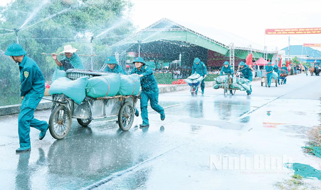 Các lực lượng phường Vị Khê tham gia diễn tập thực hành sơ tán người dân, vận chuyển tài sản theo phương châm “4 tại chỗ” khi có bão mạnh, siêu bão đổ bộ.