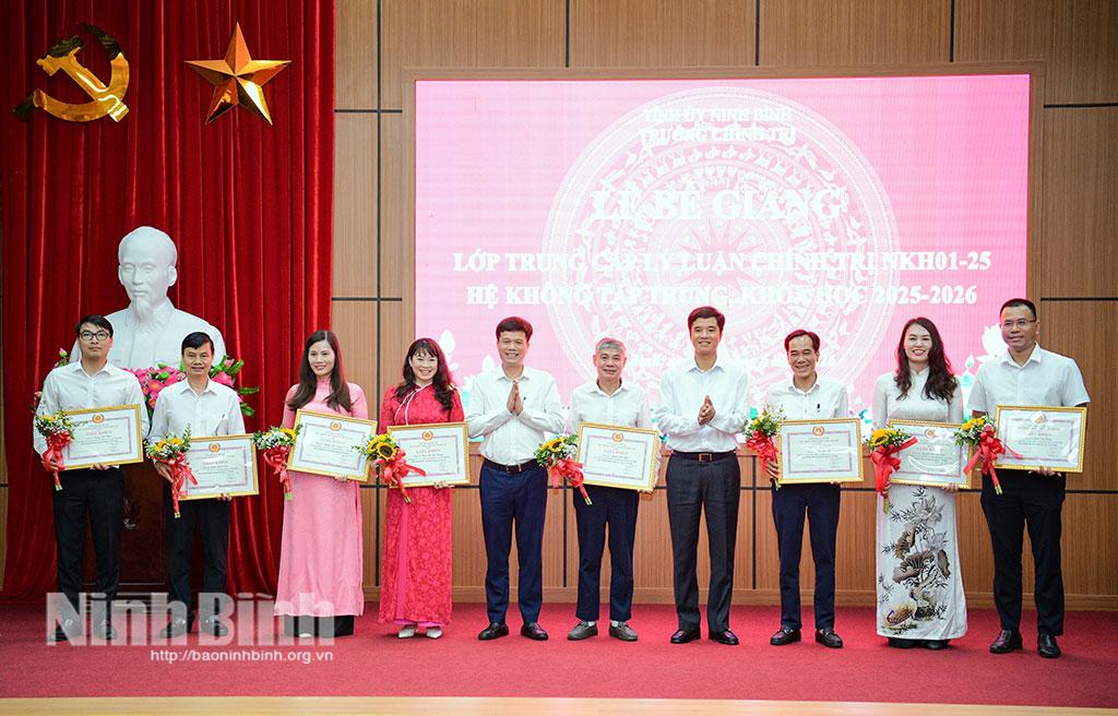 Lãnh đạo Trường Chính trị tỉnh và Đại học Công nghiệp Hà Nội khen thưởng các học viên có thành tích xuất sắc.
