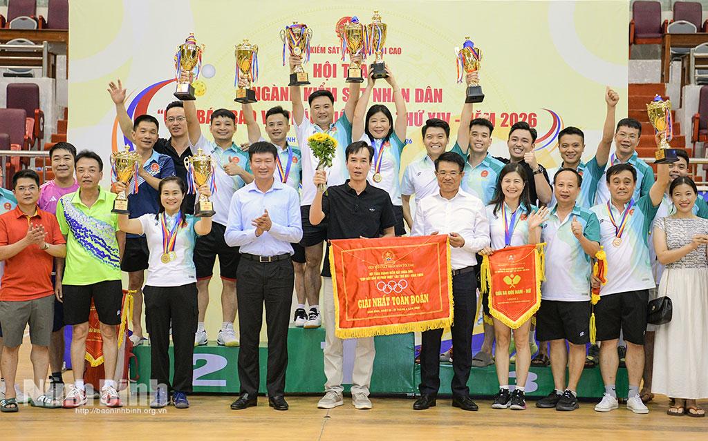 Đồng chí Nguyễn Huy Tiến, Ủy viên Trung ương Đảng, Viện trưởng Viện Kiểm sát Nhân dân tối cao và đồng chí Trần Huy Tuấn, Ủy viên Trung ương Đảng, Bí thư Tỉnh ủy Ninh Bình trao giải Nhất toàn đoàn cho Đoàn Viện Kiểm sát Nhân dân Hải Phòng.