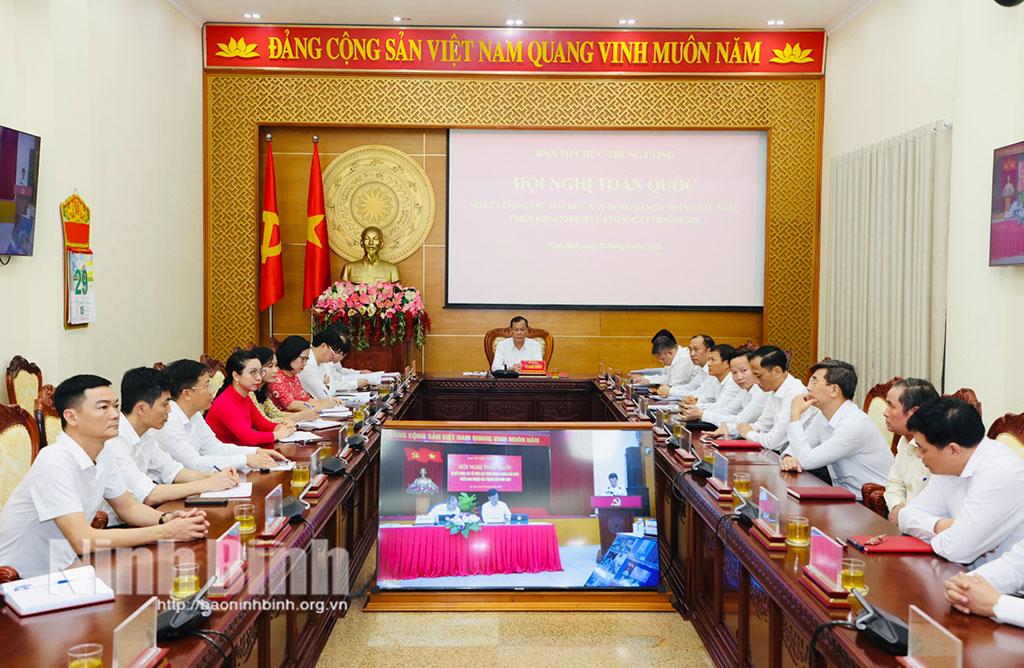 Đồng chí Lê Quốc Chỉnh, Phó Bí thư Tỉnh ủy, Chủ tịch HĐND tỉnh và các đại biểu dự hội nghị tại điểm cầu tỉnh Ninh Bình.