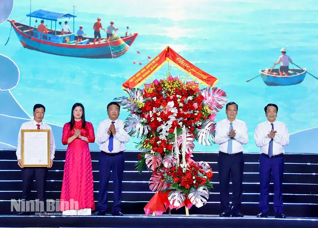 Các đồng chí lãnh đạo tỉnh Ninh Bình trao Quyết định, tặng hoa chúc mừng xã Giao Ninh. Ảnh: Ngọc Linh