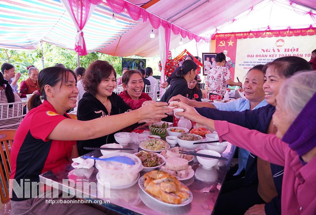 Bà con nhân dân thôn Lại Khê, xã Trần Thương vui vẻ sum họp bên "Bữa cơm đại đoàn kết".