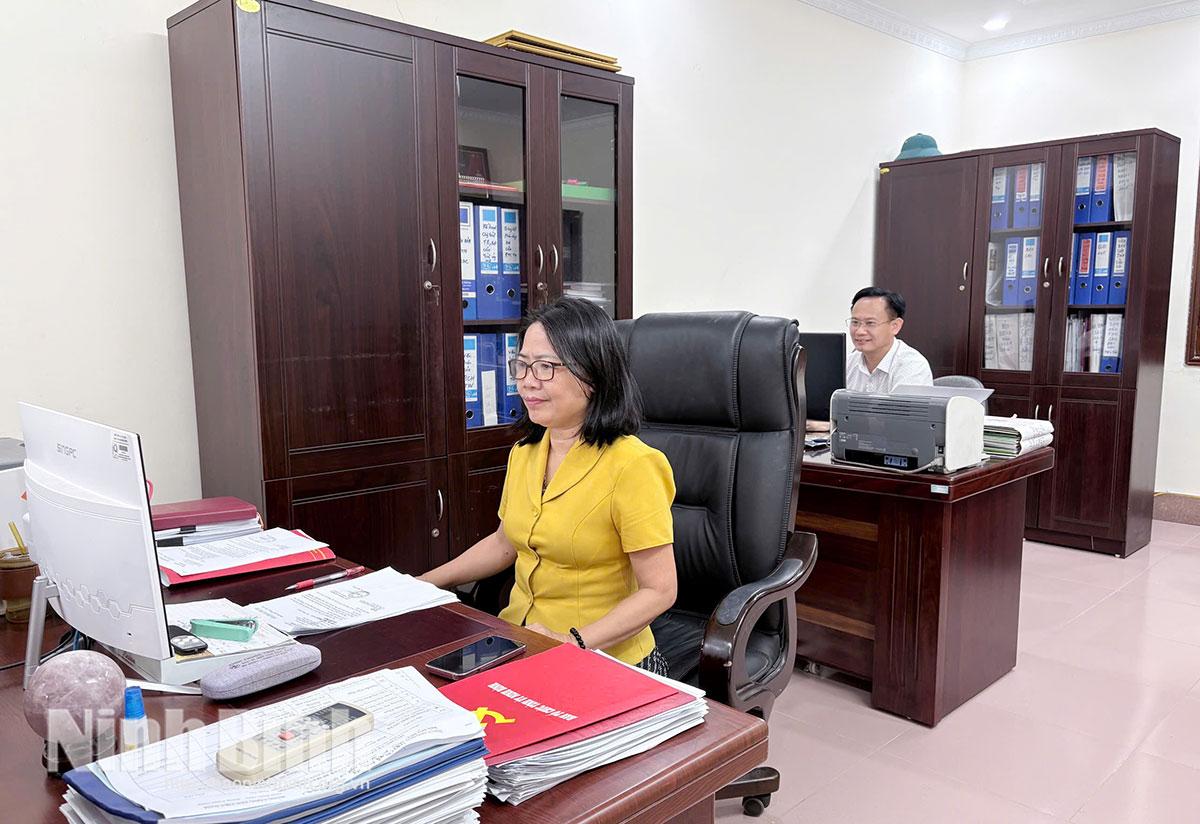 Cán bộ công chức Ban Tổ chức Tỉnh ủy tích cực ứng dụng công nghệ số trong thực hiện nhiệm vụ chuyên môn.
